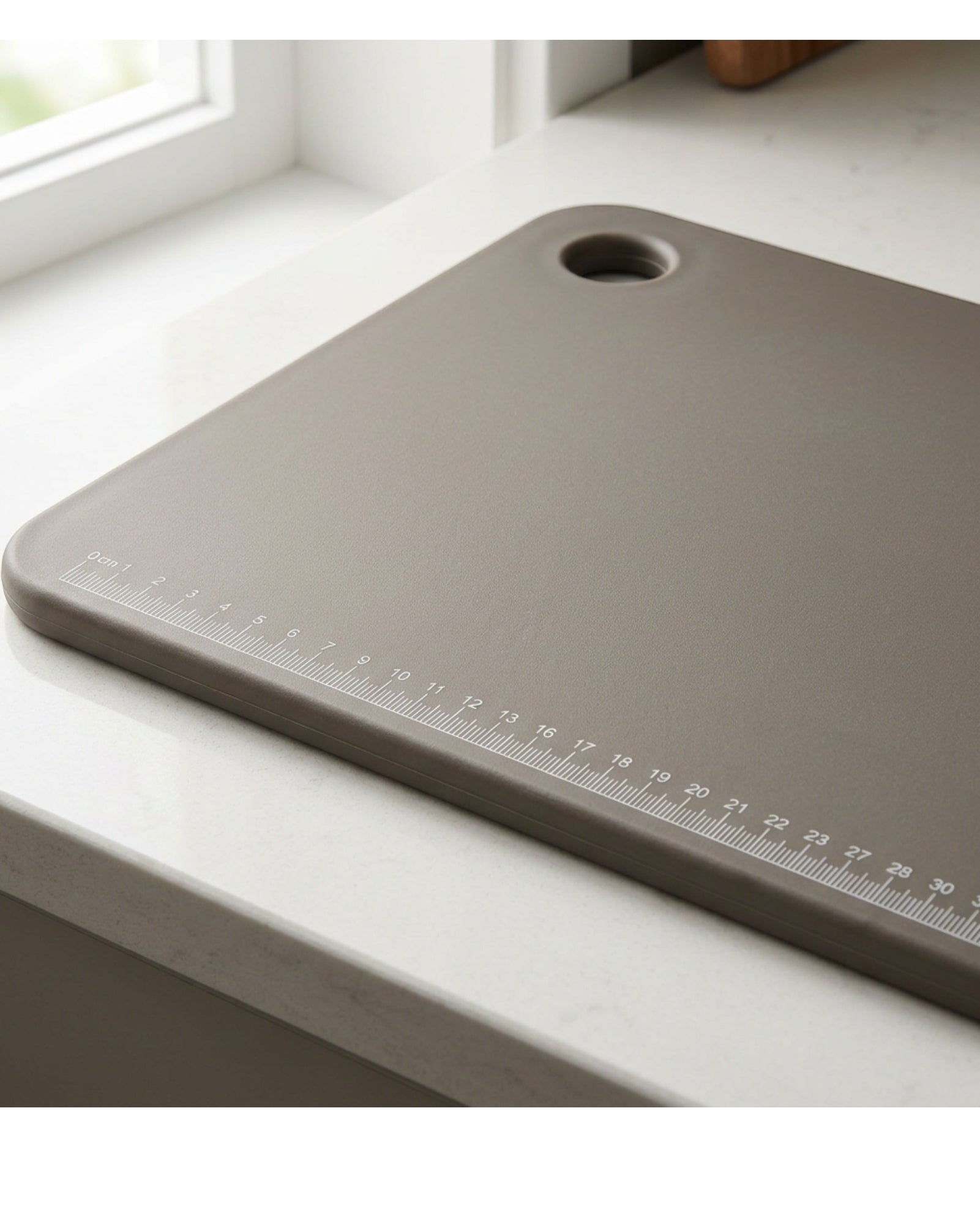 Ldeafyl Synthetic Rubber Cutting Board 40 x 25 cm Warm Gray Ruler - Detail view